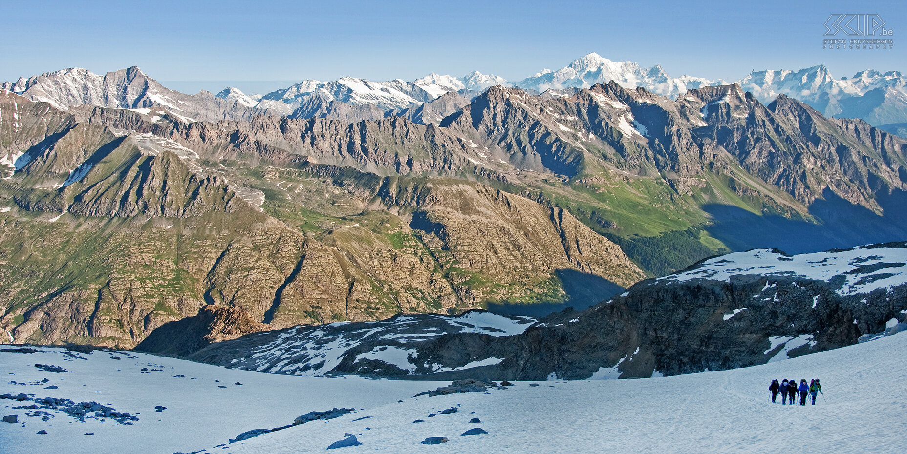 Gran Paradiso Op dag 5 vertrekken we om 4.45u in het donker voor de beklimming van de Gran Paradiso. Van zodra we de gletsjer bereiken, halen we de stijgijzers, de klimgordel en het houweel boven. Bovendien worden we opgedeeld in 2 groepen en met een touw aan elkaar bevestigd. Stefan Cruysberghs